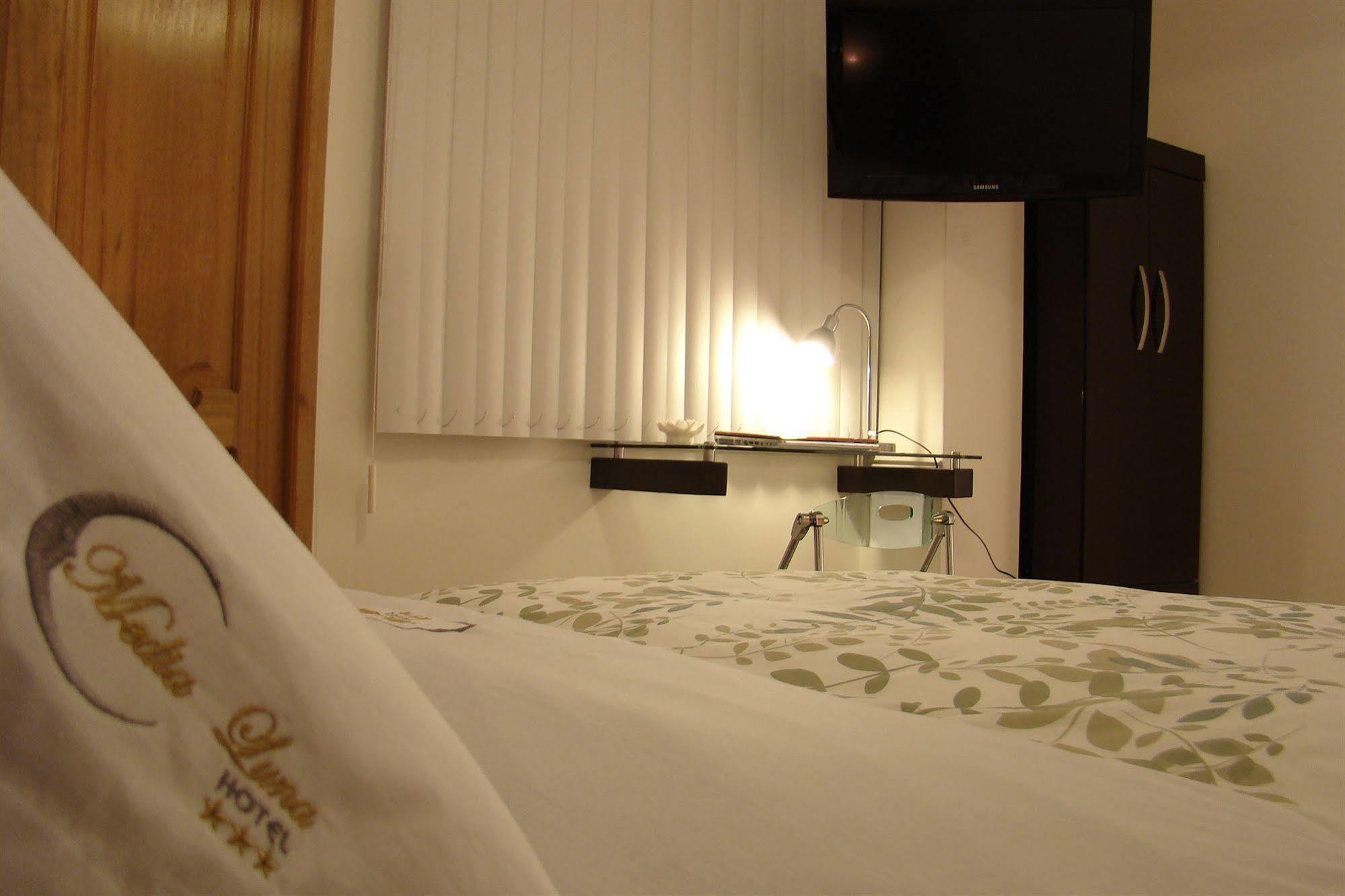 Hostal Media Luna Trujillo Eksteriør billede
